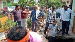 नालियों पर किए गए अवैध कब्जाधारियों पर कार्रवाई शुरू नालियों पर किए गए अवैध कब्जाधारियों पर कार्रवाई शुरू