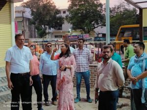 संभागायुक्त एवं कलेक्टर ने किया अधिकारियों के साथ निगम क्षेत्र के दुकानों का निरीक्षण