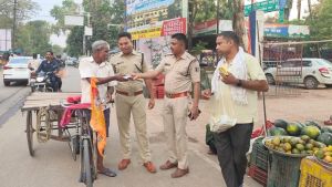 पुलिस की मानवीय पहल, लोगों को नौतपा में बांटी सामग्री