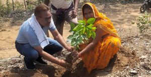 विश्व पर्यावरण दिवस के अवसर पर डौण्डी विकासखण्ड के विभिन्न ग्रामों में किया गया पौधरोपण विश्व पर्यावरण दिवस के अवसर पर डौण्डी विकासखण्ड के विभिन्न ग्रामों में किया गया पौधरोपण
