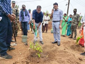 विश्व पर्यावरण दिवस के अवसर पर कलेक्टर सहित अधिकारी-कर्मचारियों ने किया पौधरोपण विश्व पर्यावरण दिवस के अवसर पर कलेक्टर सहित अधिकारी-कर्मचारियों ने किया पौधरोपण