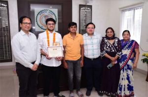 कलेक्टर ने अनन्य अग्रवाल को जेईई एडवांस में 261 रैंक लाने पर प्रशस्ति पत्र भेंट कर किया सम्मानित कलेक्टर ने अनन्य अग्रवाल को जेईई एडवांस में 261 रैंक लाने पर प्रशस्ति पत्र भेंट कर किया सम्मानित