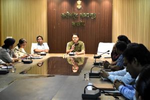 बलौदाबाजार की घटना के मद्देनजर बालोद जिला प्रशासन ने ली समाज प्रमुखों की बैठक बलौदाबाजार की घटना के मद्देनजर बालोद जिला प्रशासन ने ली समाज प्रमुखों की बैठक