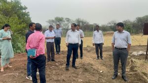 परसकोल में निरीक्षण के दौरान कलेक्टर डॉ गौरव सिंह मत्स्य पालक दीनदयाल ध्रुव से मिले