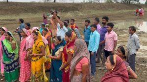 कलेक्टर डॉ. सिंह ने पूछा-सब बने बने ग्रामीणों ने हस्ते हुए कहा -सब बने हे साहब 