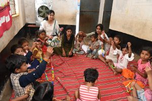  नन्हे मुन्ने बच्चों को आंगनबाड़ी केन्द्र में मिल रही शीतल हवा