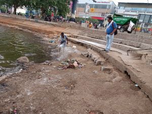 तेलीबाँधा तालाब के पानी में ऑक्सीजन की मात्रा शीघ्र बढ़ाने निगम करवा रहा है ट्रीटमेंट तेलीबाँधा तालाब के पानी में ऑक्सीजन की मात्रा शीघ्र बढ़ाने निगम करवा रहा है ट्रीटमेंट