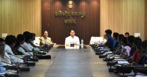 छात्रावास एवं आश्र में विद्यार्थियों को घर जैसे माहौल एवं सुविधा उपलब्ध कराई जाए: कलेक्टर श्री चन्द्रवाल छात्रावास एवं आश्र में विद्यार्थियों को घर जैसे माहौल एवं सुविधा उपलब्ध कराई जाए: कलेक्टर श्री चन्द्रवाल