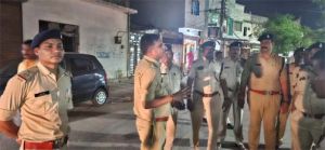 अपराधो पर अंकुश लगाने के लिये विजुअल पुलिसिंग के तहत् कोतवाली पुलिस ने निकाला फ्लैग मार्च अपराधो पर अंकुश लगाने के लिये विजुअल पुलिसिंग के तहत् कोतवाली पुलिस ने निकाला फ्लैग मार्च