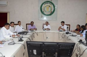 सभी नगरीय निकाय पानी के टंकी एवं नालों की सफाई सुनिश्चित करें: कलेक्टर डॉ गौरव सिंह