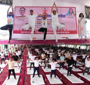  स्वस्थ रहने के लिए योग को जीवन का अभिन्न अंग बनाएं : सांसद  संतोष पाण्डेय