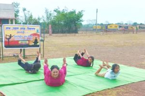उमरपोटी में स्कूल में योगाभ्यास उमरपोटी में स्कूल में योगाभ्यास