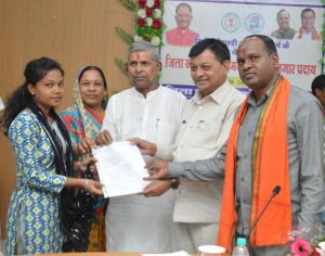  रोजगार मिलने से विशेष पिछड़ी जनजाति परिवारों का होगा सामाजिक एवं आर्थिक विकास : मंत्री लखन लाल देवांगन