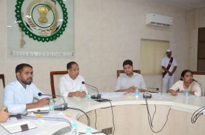 कलेक्टर डाॅ. गौरव सिंह ने ली सड़क सुरक्षा समिति की बैठक