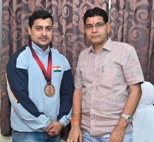  श्रीमंत झा ने पैरा आर्म रेसलिंग में विदेशों में लहराया परचम