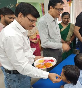  नव-प्रवेशी बच्चों के नन्हें कदमों की थाप और चहलक़दमियों से गूँज उठा स्कूल प्रांगण