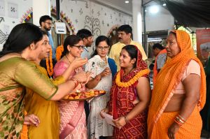 अतिथि देवो भव की परंपरा को निभाते हुए जनदर्शन के लिए जुट रहे आवेदकों का हो रहा स्वागत