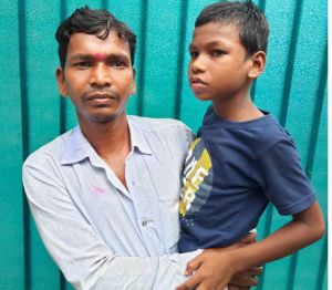  दिव्यांग बच्चे हेमराज राठिया को लेकर आए पिता, मुख्यमंत्री ने इलाज के लिए मौके से ही भेज दिया दिव्यांग विशेष गृह