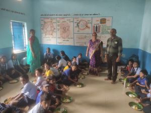  चंदखुरी फार्म स्कूल में शाला प्रवेशोत्सव के अवसर पर विद्यार्थियों को दिया गया  न्योता भोज