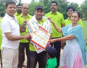 तालपुरी के गार्डनों को झाड़झंकार से मुक्त करने लोगों ने किया श्रमदान