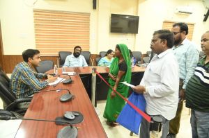 नाली से अवैध कब्जा हटवाने वार्डवासियों ने दिया आवेदन नाली से अवैध कब्जा हटवाने वार्डवासियों ने दिया आवेदन