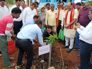 कलेक्टर सहित जनप्रतिनिधियों, गणमान्य नागरिकों एवं अधिकारी-कर्मचारियों ने शक्कर कारखाना करकाभाट में किया वृक्षारोपण कलेक्टर सहित जनप्रतिनिधियों, गणमान्य नागरिकों एवं अधिकारी-कर्मचारियों ने शक्कर कारखाना करकाभाट में किया वृक्षारोपण