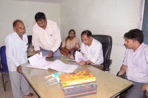 कलेक्टर डाॅ. गौरव सिंह पहुंचे पटवारी और पंचायत कार्यालय कलेक्टर डाॅ. गौरव सिंह पहुंचे पटवारी और पंचायत कार्यालय