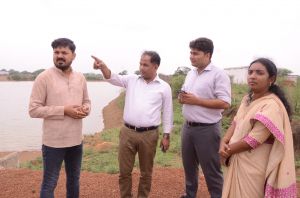 विधायक अनुज शर्मा व कलेक्टर डाॅ. गौरव सिंह ने ग्राम बरबंदा के तालाब का किया अवलोकन विधायक अनुज शर्मा व कलेक्टर डाॅ. गौरव सिंह ने ग्राम बरबंदा के तालाब का किया अवलोकन