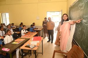 स्कूल निरीक्षण पर पहुंचीं कलेक्टर, दिखी टीचर की भूमिका में, विद्यार्थियों से पूछे सवाल स्कूल निरीक्षण पर पहुंचीं कलेक्टर, दिखी टीचर की भूमिका में, विद्यार्थियों से पूछे सवाल