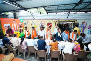 ओलावृष्टि से धान की फसल को हुए नुकसान की क्षतिपूर्ति दिलाने का आग्रह लेकर किसान पहुंचे जनदर्शन में ओलावृष्टि से धान की फसल को हुए नुकसान की क्षतिपूर्ति दिलाने का आग्रह लेकर किसान पहुंचे जनदर्शन में