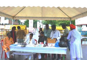 मुख्यमंत्री निवास में जनदर्शन के दौरान लगाया गया स्वास्थ्य परीक्षण शिविर मुख्यमंत्री निवास में जनदर्शन के दौरान लगाया गया स्वास्थ्य परीक्षण शिविर