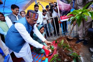 एक पेड़ मां के नाम : मुख्यमंत्री श्री साय ने माँ के सम्मान में रुद्राक्ष का पौधा रोपा एक पेड़ मां के नाम : मुख्यमंत्री श्री साय ने माँ के सम्मान में रुद्राक्ष का पौधा रोपा