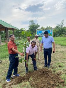 जंगल सफारी नया रायपुर में पीसीसीफ वन्यप्राणी ने एक पेड़ माँ के नाम अभियान अंतर्गत किया पौधारोपण जंगल सफारी नया रायपुर में पीसीसीफ वन्यप्राणी ने एक पेड़ माँ के नाम अभियान अंतर्गत किया पौधारोपण