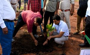 कलेक्टर, डीएफओ सहित अधिकारी-कर्मचारियों एवं जनप्रतिनिधियों ने किया शासकीय पाॅलिटेक्निक दुधली में पौध रोपण कलेक्टर, डीएफओ सहित अधिकारी-कर्मचारियों एवं जनप्रतिनिधियों ने किया शासकीय पाॅलिटेक्निक दुधली में पौध रोपण