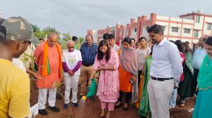 ’एक पेड़ मां के नाम’ लगाने के आह्वान पर वृक्षारोपण ’एक पेड़ मां के नाम’ लगाने के आह्वान पर वृक्षारोपण