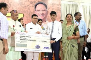   मुख्यमंत्री साय ने बालोद जिले के श्रमवीरों के 04 मेधावी विद्यार्थियों को किया सम्मानित