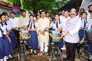 शिक्षा सामाजिक परिवर्तन की धुरी है: केंद्रीय राज्यमंत्री तोखन साहू शिक्षा सामाजिक परिवर्तन की धुरी है: केंद्रीय राज्यमंत्री तोखन साहू