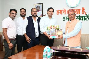मुख्यमंत्री श्री साय को डॉ पंकज द्विवेदी ने भेंट की अपनी स्वरचित किताब 'द पॉसिबिलिटी' मुख्यमंत्री श्री साय को डॉ पंकज द्विवेदी ने भेंट की अपनी स्वरचित किताब 'द पॉसिबिलिटी'