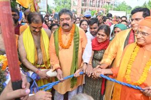 नगर के कल्याण के लिए विधायक महापौर ने जगन्नाथ प्रभु के रथ को खींचे नगर के कल्याण के लिए विधायक महापौर ने जगन्नाथ प्रभु के रथ को खींचे