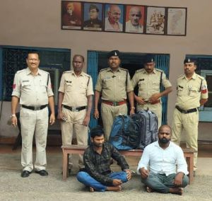 27 किलो गांजा के साथ दो अंतर्राज्यीय तस्कर गिरफ्तार 27 किलो गांजा के साथ दो अंतर्राज्यीय तस्कर गिरफ्तार