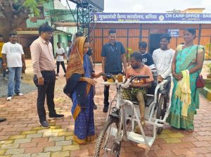 मुख्यमंत्री विष्णुदेव साय के निर्देश पर दिव्यांग को मिला बैटरी चलित ट्राई सायकल मुख्यमंत्री विष्णुदेव साय के निर्देश पर दिव्यांग को मिला बैटरी चलित ट्राई सायकल