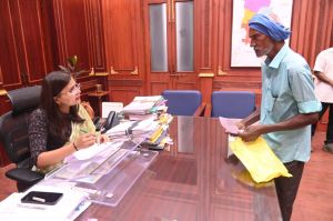 मजदूरों ने अपना मेहनताना दिलाने कलेक्टर से लगाई गुहार, आवेदन लेकर पहुंचे मजदूर मजदूरों ने अपना मेहनताना दिलाने कलेक्टर से लगाई गुहार, आवेदन लेकर पहुंचे मजदूर