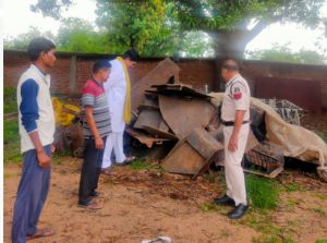 मां दुर्गा ट्रेडर्स के गोदाम से 3 लाख रुपए मूल्य का 15 टन अवैध कबाड़ जप्त मां दुर्गा ट्रेडर्स के गोदाम से 3 लाख रुपए मूल्य का 15 टन अवैध कबाड़ जप्त