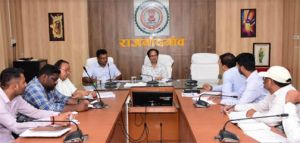 बारिश को ध्यान में रखते हुए अच्छे से होनी चाहिए नालियों की साफ-सफाई - कलेक्टर बारिश को ध्यान में रखते हुए अच्छे से होनी चाहिए नालियों की साफ-सफाई - कलेक्टर