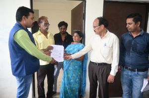 प्रधानमंत्री मोर-मकान मोर-आस योजना के आबंटित हितग्राहियो को मकान की चाबी सौंप कर कब्जा प्रदान किया गया प्रधानमंत्री मोर-मकान मोर-आस योजना के आबंटित हितग्राहियो को मकान की चाबी सौंप कर कब्जा प्रदान किया गया