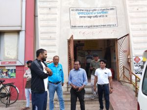 आयुक्त ने स्वामी आत्मानंद स्कूल शहीद स्मारक शाला परिसर में शौचालय की सफाई व्यवस्था का निरीक्षण किया आयुक्त ने स्वामी आत्मानंद स्कूल शहीद स्मारक शाला परिसर में शौचालय की सफाई व्यवस्था का निरीक्षण किया