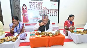 जब मितानिन दीदियों के साथ पंगत में बैठकर मुख्यमंत्री ने किया भोजन जब मितानिन दीदियों के साथ पंगत में बैठकर मुख्यमंत्री ने किया भोजन