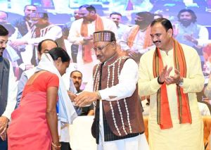  मुख्यमंत्री के हाथों सम्मानित हुईं बगिया की मितानिन दीदी माधुरी पैकरा