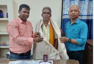  पद्मश्री से सम्मानित जागेश्वर यादव का टीआरआई बिलासपुर में किया गया सम्मान