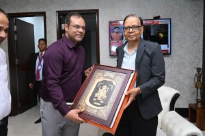  केंद्रीय वित्त आयोग के अध्यक्ष अरविंद पनगढ़िया तथा  सदस्यों को स्वामी विवेकानंद विमानतल पर स्मृति चिन्ह भेंट कर दी गई बिदाई